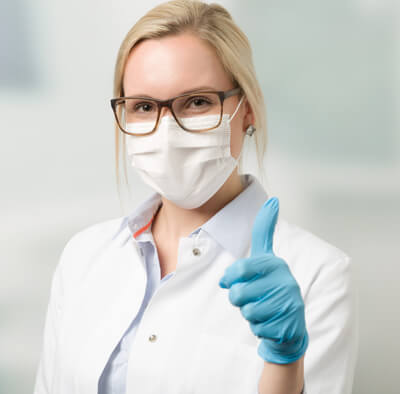 Einmalhandschuhe bieten viele Vorteile Ärztin ist zufrieden mit Einmalhandschuhen