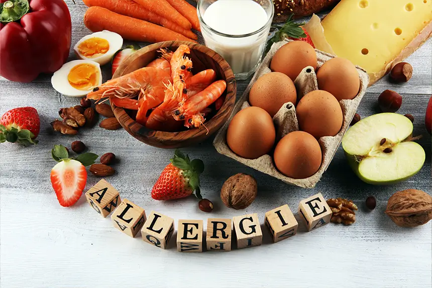 Lebensmittelallergien bestehen oft gegen verschiedene Früchte, Nüsse, Eier, Schalentiere oder Milch Verschiedene Nahrungsmittel können Lebensmittelallergien auslösen, oft in Kreuzallergie mit manchen Pollenarten