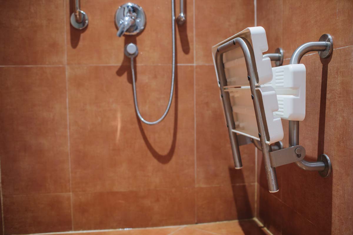 Herunterklappbare Duschstühle lassen sich fest in der Dusche installieren