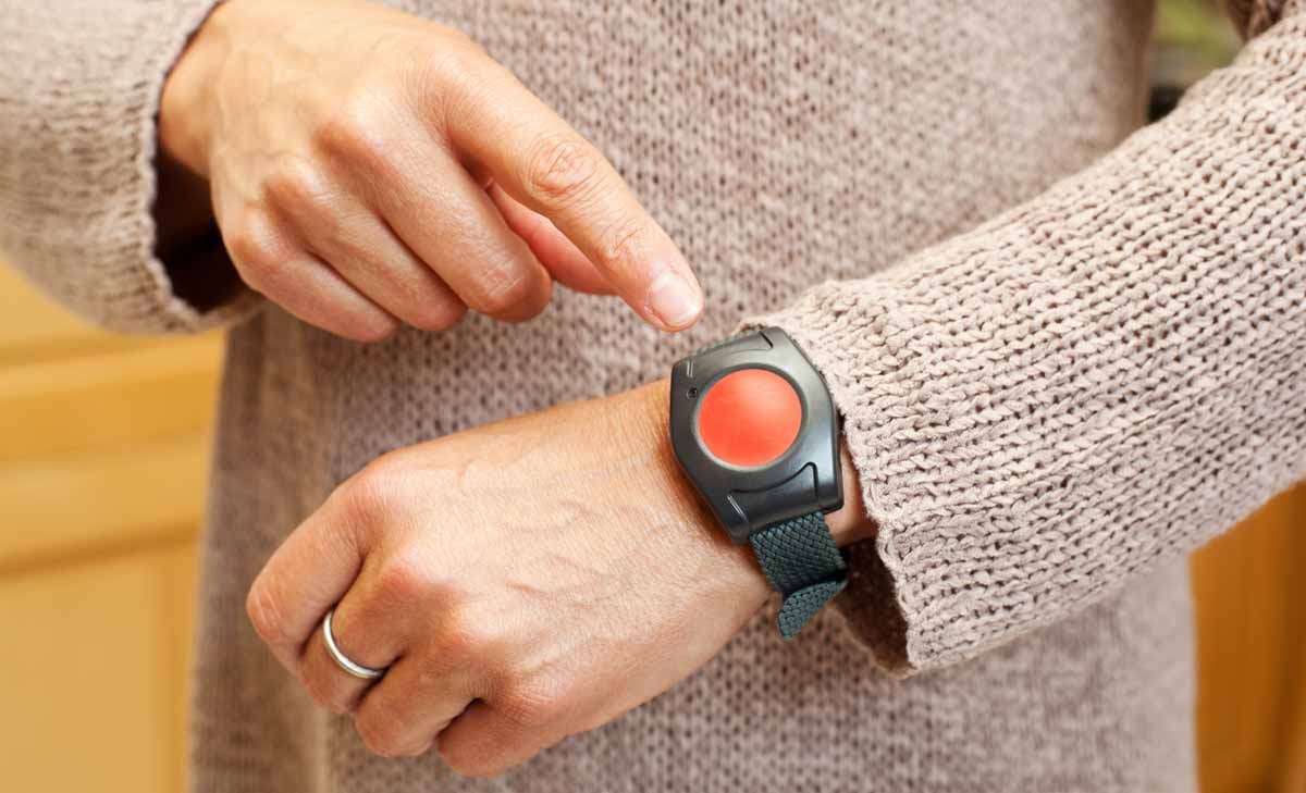 Notrufsystem als Armband Ein Notrufknopf lässt sich auch am Handgelenk tragen