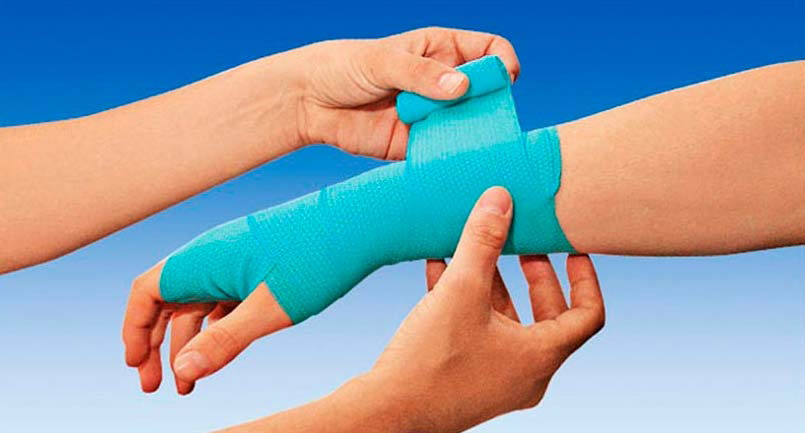 Eine verletzte Hand wird per Kühlbandage versorgt