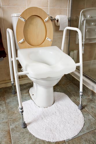 Eine Toilettenerhöhung erleichtert das Aufstehen und Hinsetzen bei Hüftproblemen und ähnlichen Beschwerden. Toilettenerhöhung mit Stützgestell