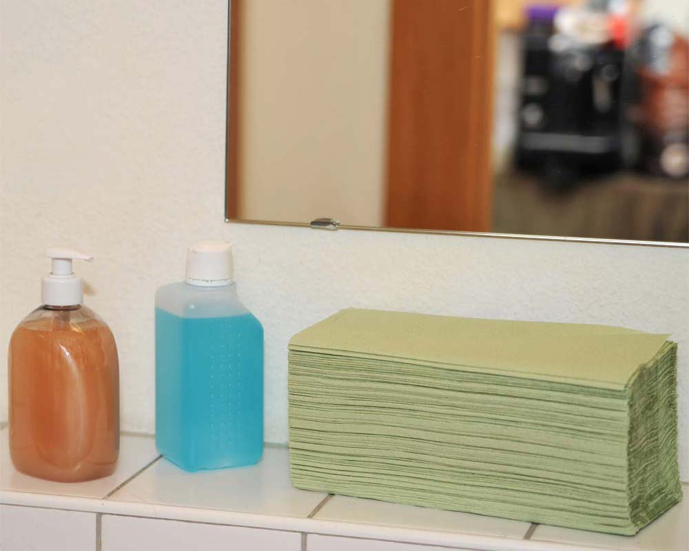 Einmalhandtücher von Medicalcorner24 Einmalhandtücher im Badezimmer