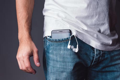 Sicherheit mit Inkontinenzeinlagen für Männer Mann trägt eine Inkontinenzeinlage, die man in der Jeans nicht sieht