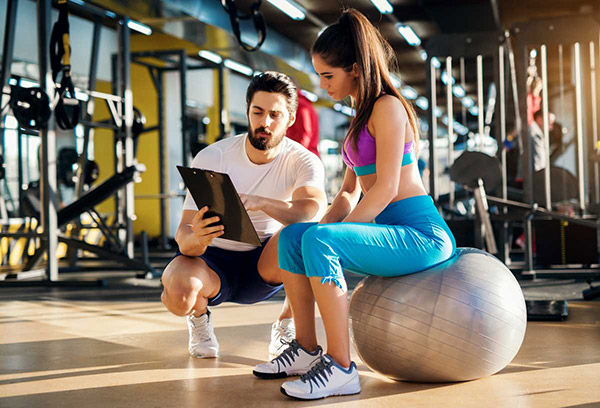 Bauen Sie Gymnastikball-Übungen in Ihr Trainingsprogramm ein Bauen Sie Gymnastikball-Übungen in Ihr Trainingsprogramm ein