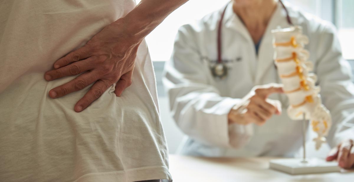 Ein Arzt versucht anhand der Patientenaussagen den Rückenschmerz zu kategorisieren Ein Arzt versucht anhand der Patientenaussagen den Rückenschmerz zu kategorisieren