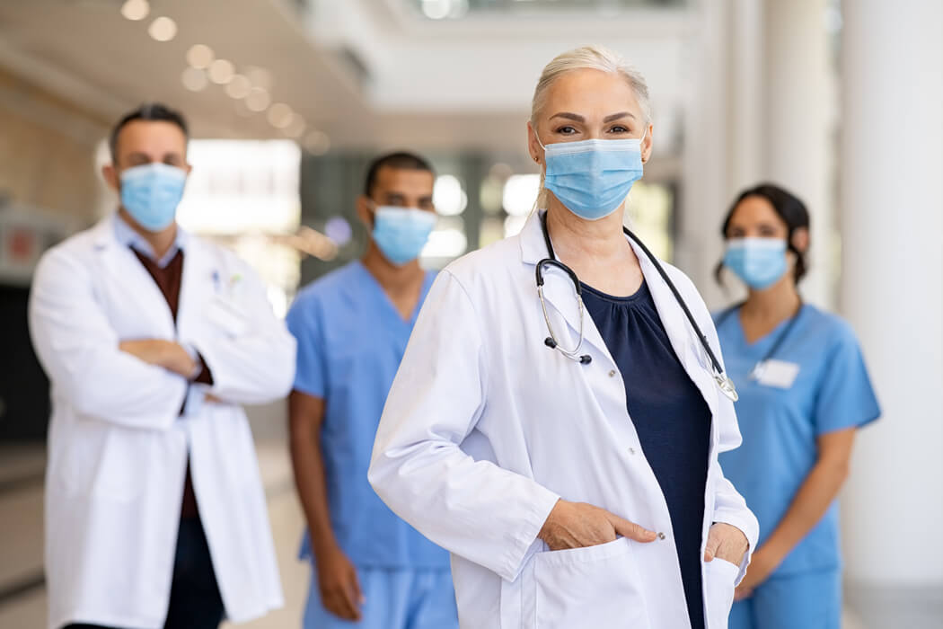 Im medizinischen Bereich gehört das Tragen von OP Masken zum Alltag Ärztin und Pfleger tragen einen medizinischen Mundschutz