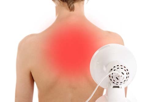 Mit einer Rotlichtlampe lassen sich verspannte Körperregionen einer Wärmetherapie unterziehen