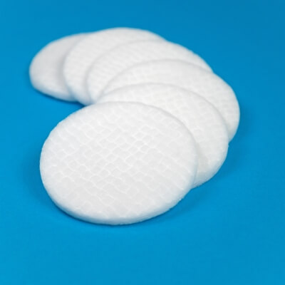 Wattepads zur Entfernung von Make-up Einmal-Wattepads vor blauem Hintergrund