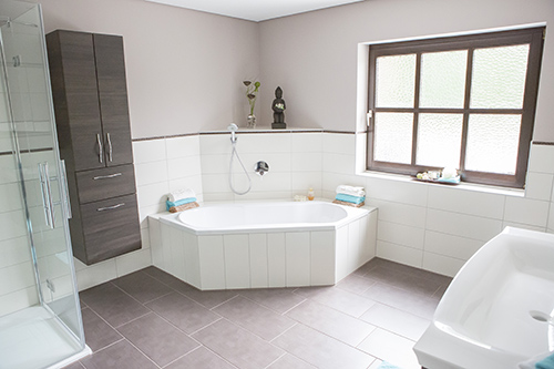 Badewannenbrett im Badezimmer Badewannenbrett für eine große Badewanne