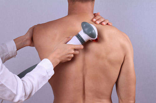Zur Lösung von Verspannungen im Schulter- und Nackenbereich helfen die elektrischen Massagegeräte Elektrische Massagegeräte bei Rücken- und Schulterschmerzen