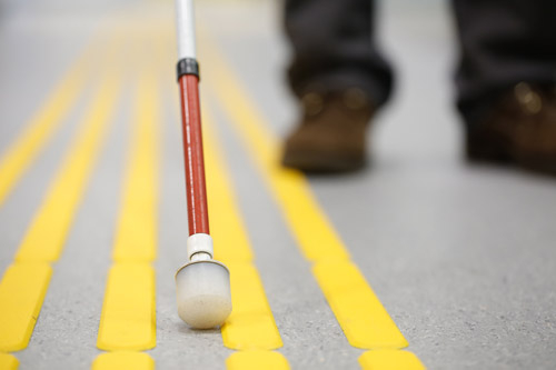 Blindenstock Blindenstock wird auf der Straße geführt