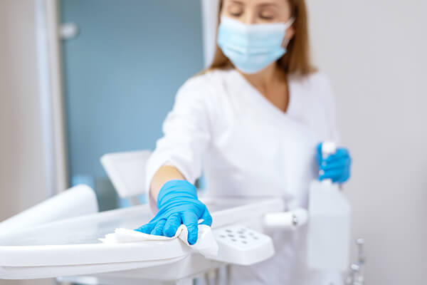 Vertrauen Sie bei der Desinfektion in medizinischen Bereichen auf die Produkte von schülke Eine Frau nutzt Produkte von schülke zur Desinfektion