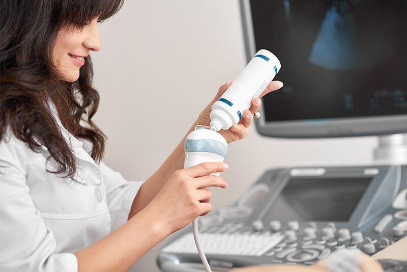  Eine Frau nutzt Ultraschallgel 250 ml von Medicalcorner24®