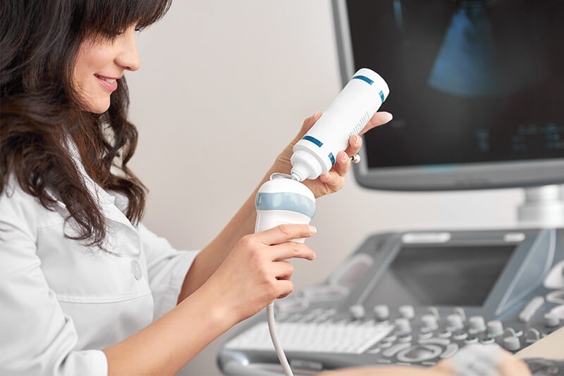 Ultraschallgel Eine Frau nutzt Ultraschallgel 250 ml