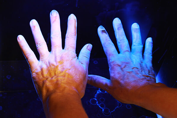 weiblich Hand mit gepflegt Finger trocken Innerhalb uv Licht