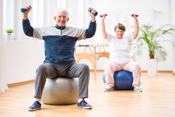Schon im Sitzen auf dem Gymnastikball lassen sich viele Übungen machen Schon im Sitzen auf dem Gymnastikball lassen sich viele Übungen machen
