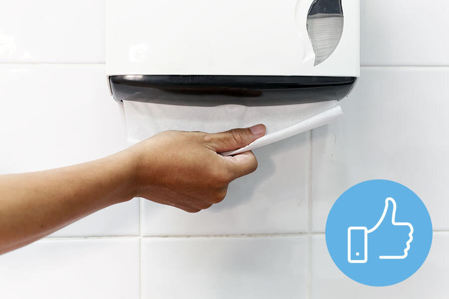Der Papierhandtuchspender ist die hygienischere Optiontitletext Hand zieht ein Papier aus dem Papierhandtuchspenderalttext