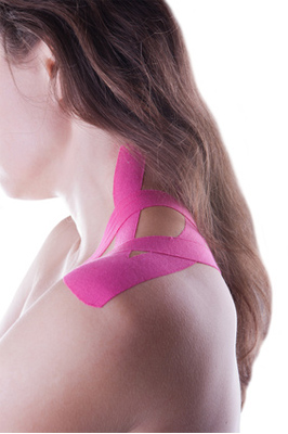 Kinesiologie tapes Pink Kinesiologie tapes Pink in anwendung bei einer Frau auf dem Rücken