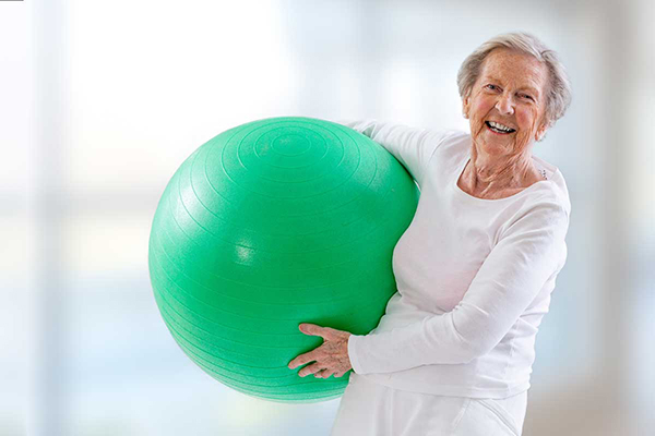 Senioren können von vielen Übungen mit dem Gymnastikball profitieren