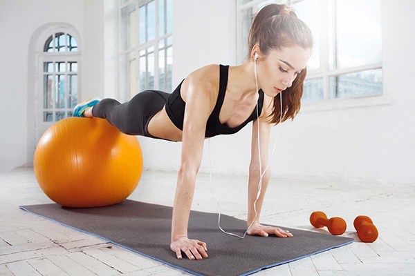 Diese Gymnastikball-Übung erhöht den Trainingseffekt der Liegestütze Diese Gymnastikball-Übung erhöht den Trainingseffekt der Liegestütze