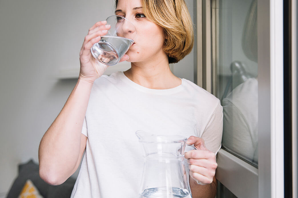 Ein neuer Trend? - Kolloidales Silber mit destilliertem Wasser herstellen Kolloidales Silberwasser kann getrunken werden um Beschwerden zu lindern
