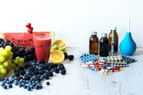 Einlauf kaufen und eine gesunde Ernährung beibehalten Produkte für den Einlauf und gesunde Lebensmittel auf einem Tisch