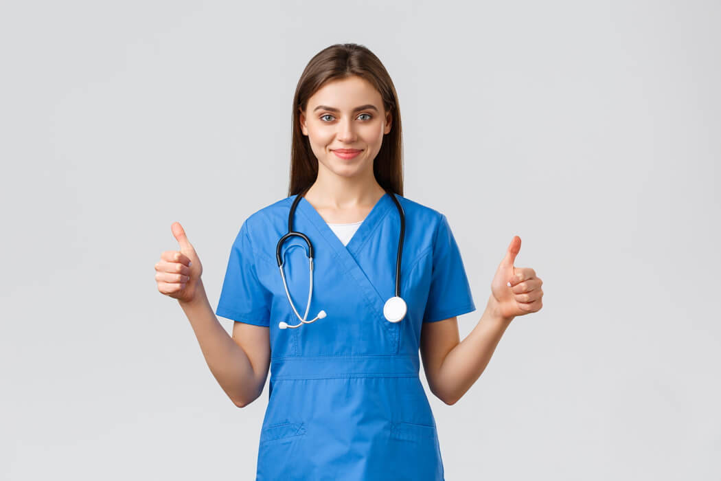 Krankenschwester trägt blaue Schlupfjacke Kasack