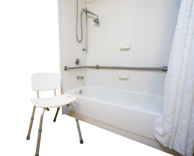 Ein medizinischer Duschstuhl ist ein praktisches Hilfsmittel im Badezimmer Ein Duschstuhl bietet Senioren Sicherheit in der Dusche