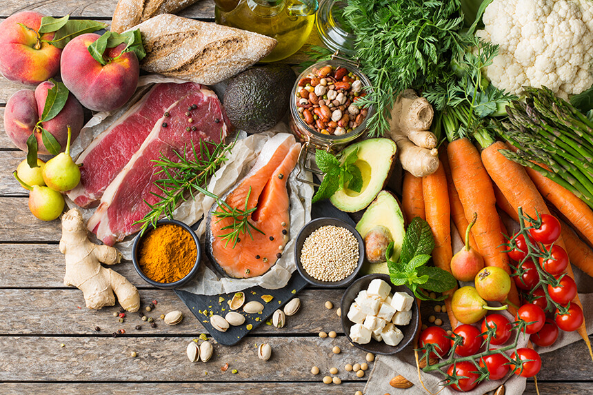 Auch eine gesunde Ernährung hilft beim Vorbeugen von Arthrose Eine gesunde Ernährung kann helfen, der Arthrose vorzubeugen