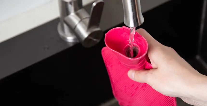 Zinkleimverband Wirkung – Umwicklung Arzt mit Handschuhen wickelt Zinkleimverband für ideale Wirkung vorsichtig um die Hand des Patienten