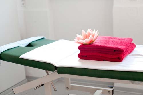 Praktisch für Behandlungen und Massagen am Rücken – die Behandlungsliege Behandlungsliegen in einem Massagestudio