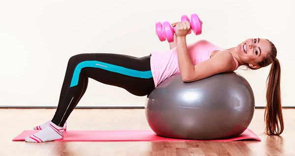 Diese Gymnastikball-Übung können Anfänger ohne Gewichte machen Diese Gymnastikball-Übung können Anfänger ohne Gewichte machen
