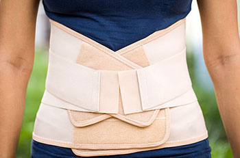 Eine stützende Rückenbandage fördert den Heilungsprozess Rückenbandage am Körper