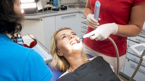 Zahnarztbehandlung mit Speichelsauger