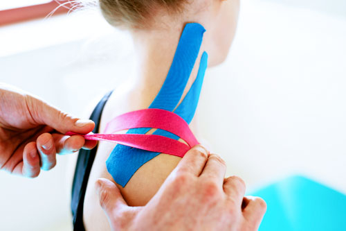 Bei Nackenschmerzen hilft das Physiotape