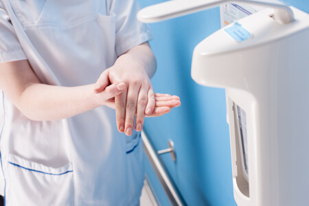 Hand- und Desinfektionsmittel Krankenschwester desinfiziert Hände