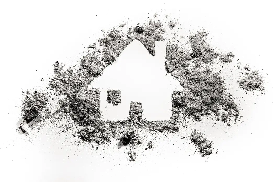 Hausstaub gibt es in jedem Haus, doch seine Zusammensetzung hängt von den Gegebenheiten vor Ort ab Die Umrisse eines Hauses mit Giebel und Schornstein, in dicken Staub gemalt