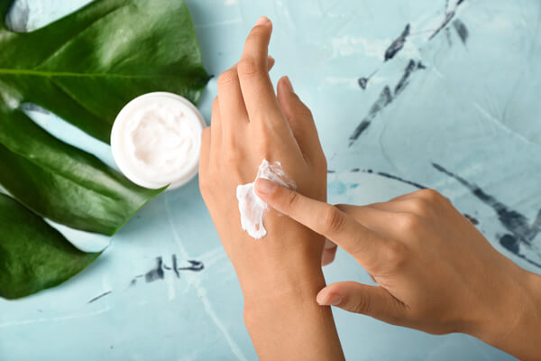 Cremes, Salben und Lotions zur Pflege der Haut finden Sie hier im Shop Schonende Hautpflege und Reinigung mit den Hygieneprodukten aus unserem Shop