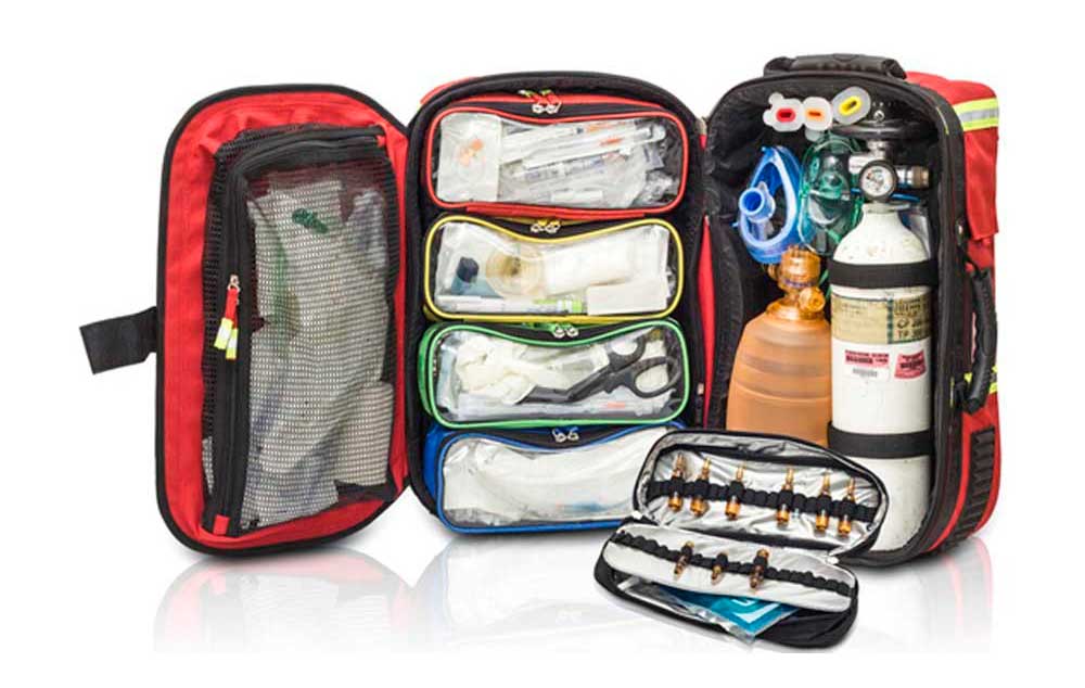 Der Inhalt einer Sauerstofftasche. Sauerstofftasche mit Sauerstoffflasche
