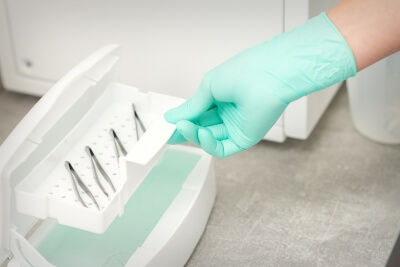 Instrumentenaufbereitung in einer Desinfektionswanne Desinfektionswanne