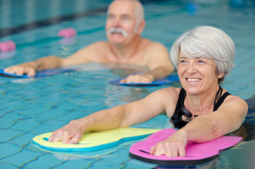 Wassergymnastik schont die Gelenke – ideal im Alter