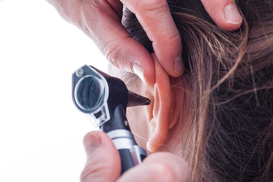 Otoskop kaufen für medizinische Untersuchungen Otoskop im Einsatz bei einer Patientenuntersuchung – Jetzt Otoskop kaufen