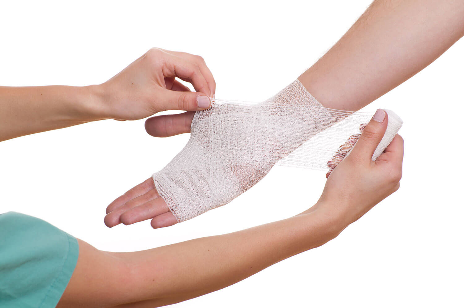 Verbandsmaterial kaufen Ein Verband wird um die Hand eines Patienten gewickelt— jetzt Verbandsmaterial kaufen!