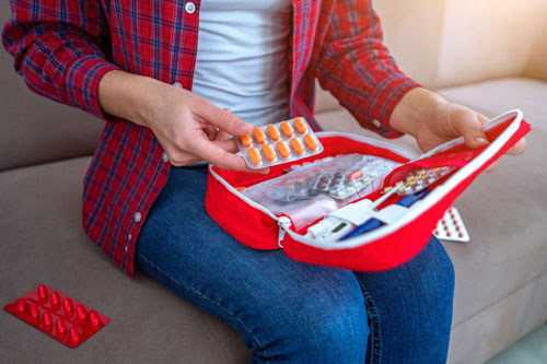 Erste Hilfe Tasche im notfall parat Erste Hilfe Tasche zuhause geöffnet