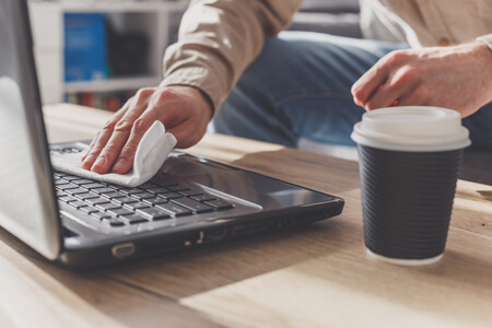 Flächendesinfektionsmittel bei Medicalcorner24 bestellen Flächendesinfektion einer Tastatur