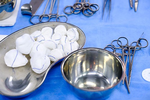 Sterile Tupfer liegen für eine Operation bereit Sterile Tupfer für Operationen