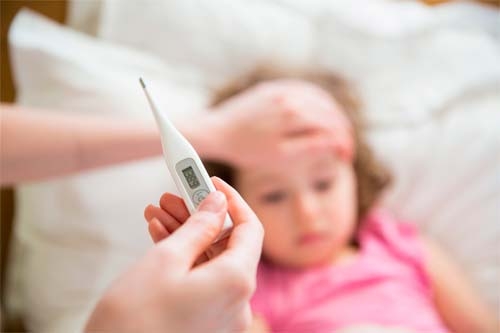 Fiebermessen mit dem Kinder-Fieberthermometer
