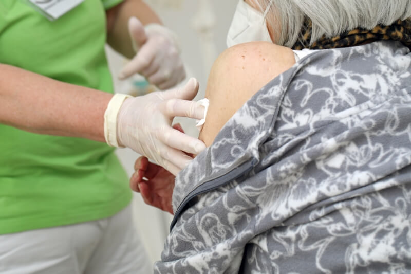 Verbandsmaterial kaufen — Tupfer Ärztin tupft Wunde des Patienten ab — jetzt Verbandsmaterial kaufen!